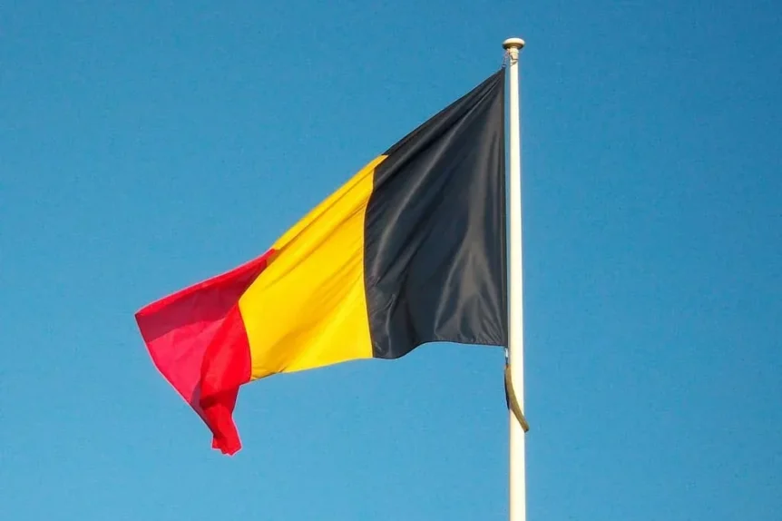 Drapeau belge - Crédit photo fdecomite sur Flickr - https://www.flickr.com/photos/fdecomite/5089041517/in/photolist-8KGEK8-pnfC8S-Peztoe-fzYgj9-GaoUZd-MQTXxg-2jykgjA-2mcHi65-8wTj6L-2hryn6z-2nwfdYF-2eMi8tu-RgjAi8-2hLt41N-2hZ7hXs-2k3qxwc-ncfAg9-z9j47d-AP7apx-8KGMH8-2eGxLxw-t5wozH-2jwYejo-aevTC1-2gb8U4z-2mGBBMV-2nKxfsB-2hrBfAy-kuZsQ4-2nfvtcp-2k3qgc8-4iGDad-fzY8W7-2iHQ4DN-cYiGzy-9Zyzbg-AxjaHP-EJDkmR-2iwFQEa-pCnZLT-2e23rWL-2hpZhXG-2h5Us1t-RTEtLW-2npxf9r-f7Du43-EEmiXz-WZ2bmW-2hoHP8c-2cCT5Up