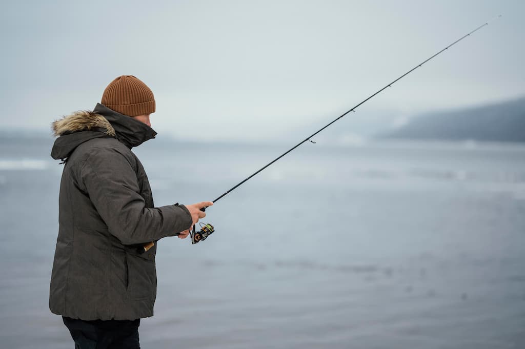 Pêche en hiver – Crédit photo Freepik - https://www.freepik.com/free-photo/man-using-fishing-rod_12412113.htm#page=2&query=fishing%20rod%20snow&position=13&from_view=search&track=ais