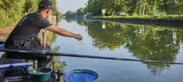 Amorçage précis pour pêcher le gardon au coup au bord d’un canal