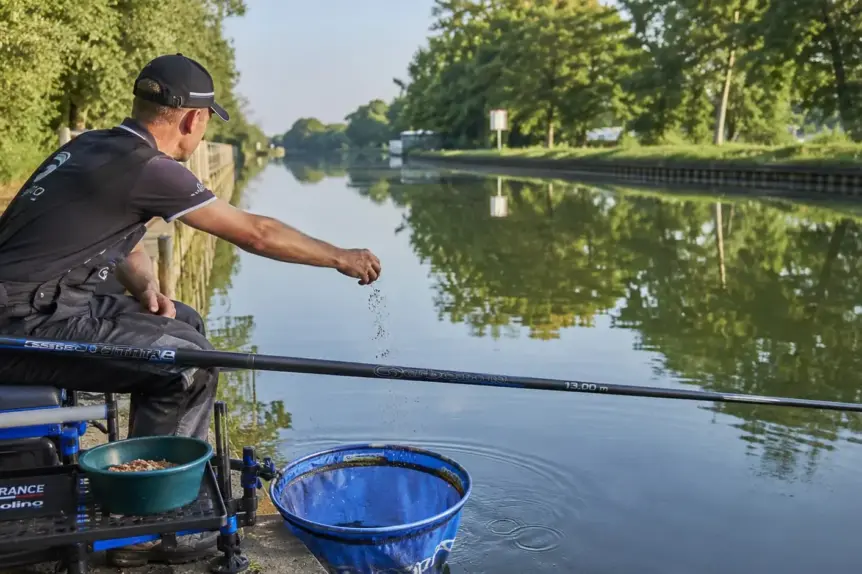 Amorçage précis pour pêcher le gardon au coup au bord d’un canal