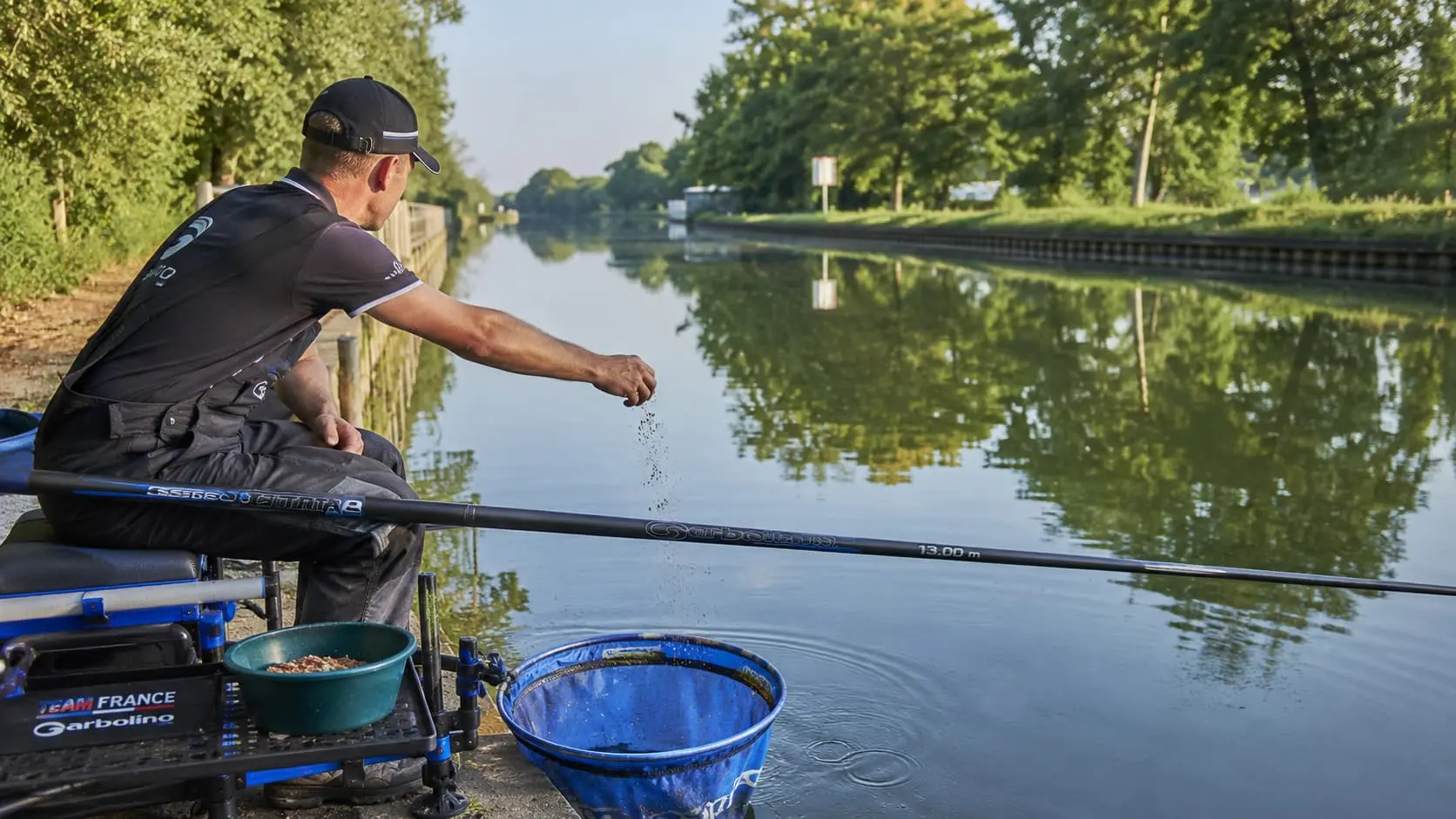 Amorçage précis pour pêcher le gardon au coup au bord d’un canal
