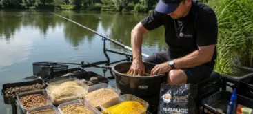 Preparation d une amorce avec farine jaune de Hollande pour la pêche au coup