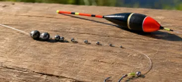 Répartition des plombs sur une ligne de pêche au flotteur pour gardon
