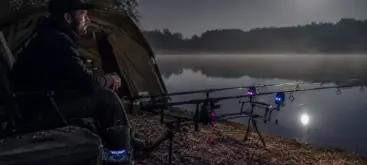 Carpiste en session de pêche à la bouillette au bord d’un étang