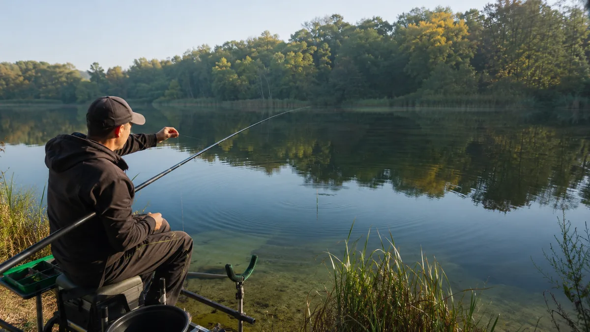 Pêcheur réglant la profondeur de sa ligne pour pêcher le gardon